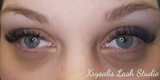 Girl with lash Extensions
